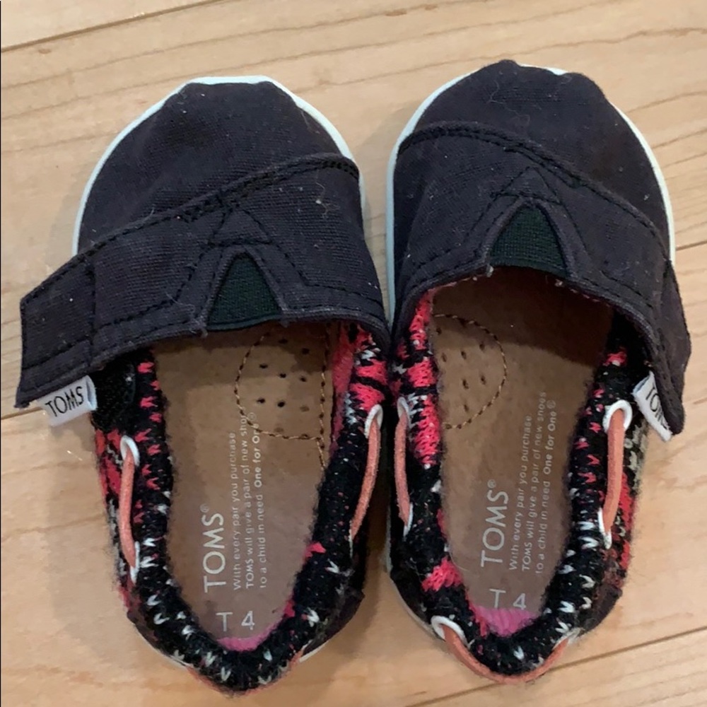 Toms infant slip ons. Size T4